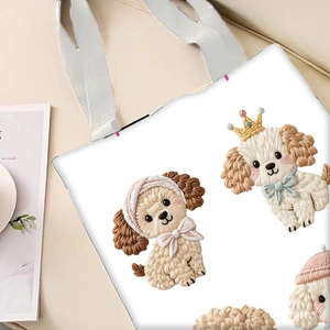 Détail d'une broderie de chiot 3D sur un sac fourre-tout en toile blanche avec couronne