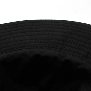 Vue détaillée du chapeau bob réversible noir avec coutures de bordure renforcées