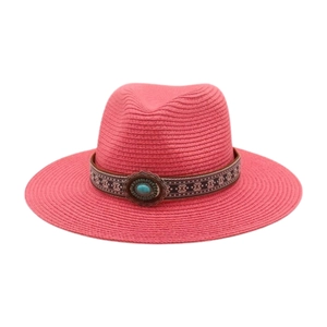 Détail de la paille tressée corail avec bande en cuir et turquoise ethnique