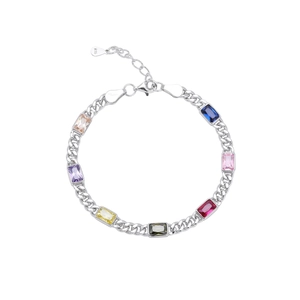 Dettaglio di bracciale in argento S925 con pietre rettangolari colorate e chiusura a moschettone