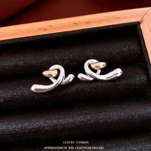 Minimalistische gedrehte Knotenohrstecker in zweifarbigem Gold- und Silbermetall