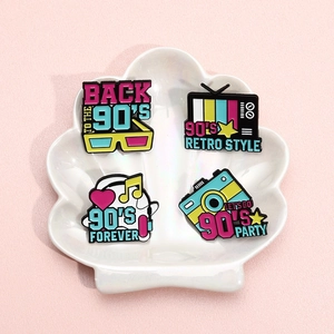 Lot de 4 pin's rétro des années 90 avec téléviseur et caméra dans un plat en coquille