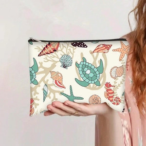 Détail de la pochette en toile marine avec motifs tortues de mer et hippocampes