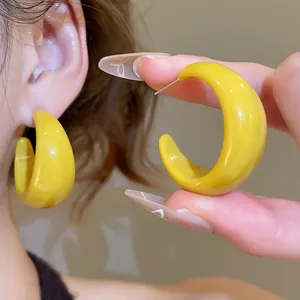 Boucles d'oreilles créoles en résine jaune vif en forme de C au design minimaliste épais
