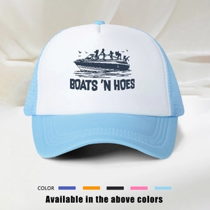 Detalle de la malla azul y el logo Boats 'N Hoes en la gorra de estilo trucker