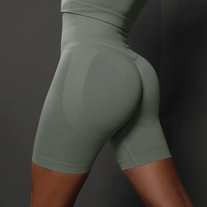 Detailansicht der nahtlosen High-Waist-Yoga-Shorts mit Push-up-Effekt in Olivgrün-Strick