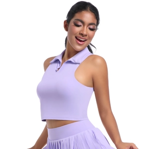 Détail du crop top polo sans manches lilas et de la jupe de tennis plissée assortie