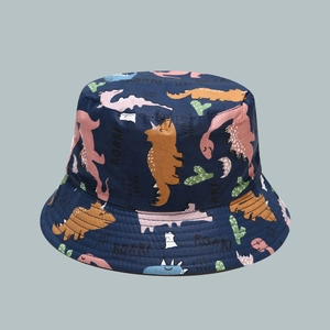 Dettaglio del cappello da sole blu scuro per bambini con stampe di dinosauri colorati