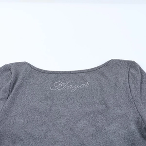Détail des strass Angel sur l'encolure d'un pull en maille gris foncé élégant