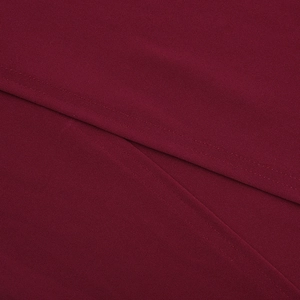 Macro du tissu bordeaux et des coutures doubles de précision sur la robe de soirée