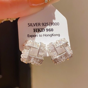 Gros plan de boucles d'oreilles carrées en argent 925 avec pavage de zircons cubiques