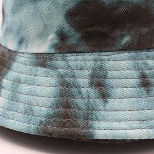 Bob en coton avec motif tie-dye bleu et vert et bordure cousue multi-rangées