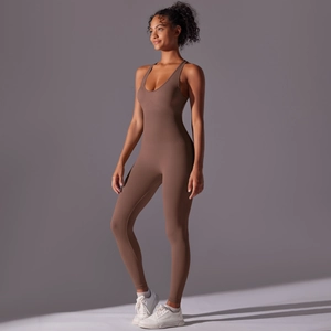 Makro-Seitenansicht des nahtlosen Yoga-Jumpsuits in Tiefbraun mit schlanker Passform