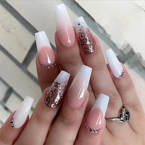 Uñas postizas largas tipo coffin french ombre con purpurina plateada y pedrería