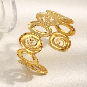 Bracelet jonc ouvert minimaliste en acier doré 18 carats avec design à spirale