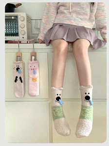Détail de chaussettes en molleton corail avec de mignons limaces 3D en couleurs pastel