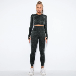 Vorderansicht des nahtlosen Acid-Wash Yoga-Sets mit Langarm-Crop-Top und Daumenlöchern