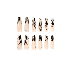 Faux ongles cercueil longs avec motifs flammes noires et strass sur base nude beige