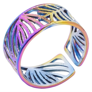 Détail de la bague ajustable en acier inoxydable avec motif de feuille arc-en-ciel