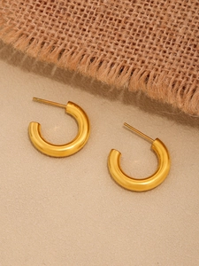 Vista detallada de aretes de aro en C de acero inoxidable chapado en oro de 18K pulido