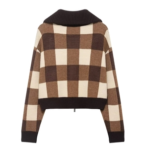 Vue détaillée du dos d'un blouson bomber en tricot avec motif à carreaux marron et beige