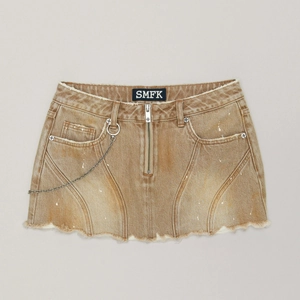 Mini-jupe en jean délavé marron avec taches de décoloration et chaînes métalliques