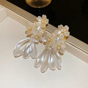 Boucles d'oreilles florales élégantes avec pétales en résine crème et accents dorés chic