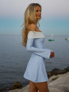 Robe courte bleu clair à épaules dénudées avec col contrasté et manches évasées chic