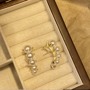 Elegante geometrische Gold-Perlenohrstecker mit minimalistischem Design im Schmuckkästchen