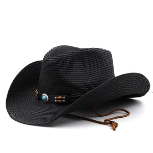Detail van zwarte strooien cowboyhoed met turquoise stenen en houten kralen op de band