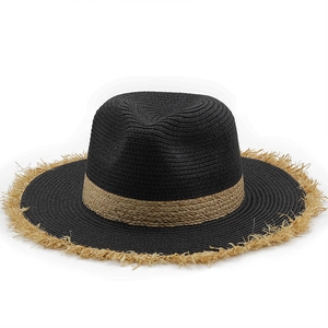 Dettaglio cappello di paglia nero con bordo sfrangiato e nastro a contrasto