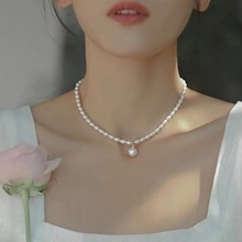 Dettaglio collana di perle naturali d'acqua dolce con elegante design a barra curva