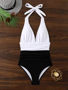 Dettaglio del top bianco con scollo a V e slip nero a vita alta con arricciatura