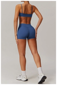 Rückansicht eines blauen Yoga-Sets mit Spaghetti-Träger-Top und High-Waist-Sportshorts