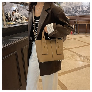 Detailansicht der braunen Ledertasche mit goldenen Nieten und verstellbarem Schultergurt
