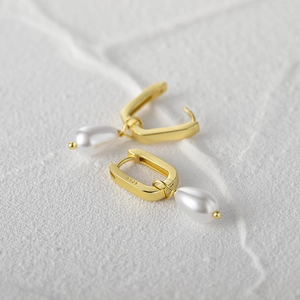 Elegant S925 sterling silver U-shaped hoop earrings with gold plating and teardrop pearls