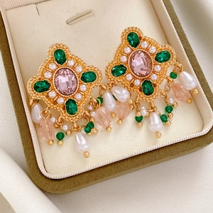 Détails de boucles d'oreilles vintage en perles avec cristaux roses et pierres vertes