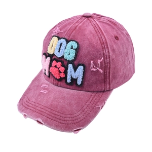 Détail de la broderie DOG MOM arc-en-ciel sur la casquette de baseball bordeaux délavée