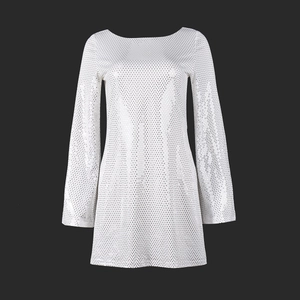 Détail de la robe courte blanche à paillettes argentées et manches longues évasées