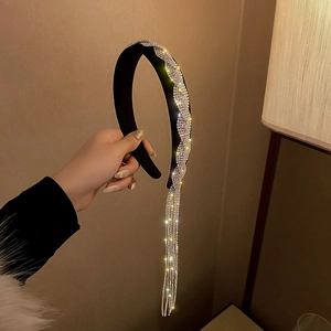 Serre-tête noir élégant avec vagues de strass scintillants et chaînes à franges pendantes