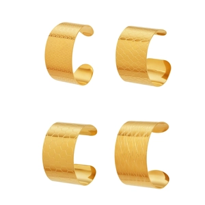 Lot de quatre bracelets manchettes en acier inoxydable plaqué or 18 carats avec motifs variés