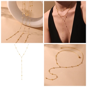 Détail du collier en Y doré avec pendentif cœur et cristaux de zircon sur grille 2x2