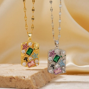 Elegante geometrische Anhänger mit Smaragd und Zirkon in Gold und Silber auf Seide
