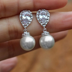 Eleganti orecchini pendenti con zircone a goccia e perle bianche su montatura argento
