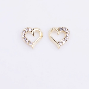 Vue détaillée de boucles d'oreilles cœur en or serties de strass scintillants