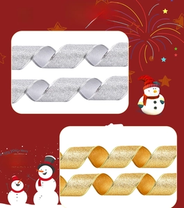Detalle de cintas navideñas brillantes en oro y plata con purpurina para decoración