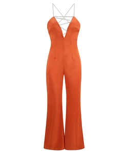 Détail d'une combinaison en satin orange avec décolleté en V profond et chaînes en strass