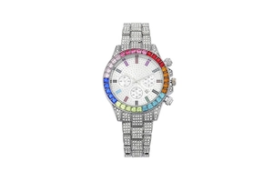 Dettaglio dell'orologio argento con cristalli arcobaleno e pavé completo di diamanti
