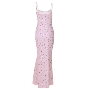 Détail à plat d'une robe longue rose à imprimé cerise et fines bretelles réglables