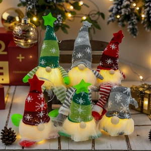 Trois gnomes de Noël lumineux avec bonnets à flocons sur un fond décoratif festif